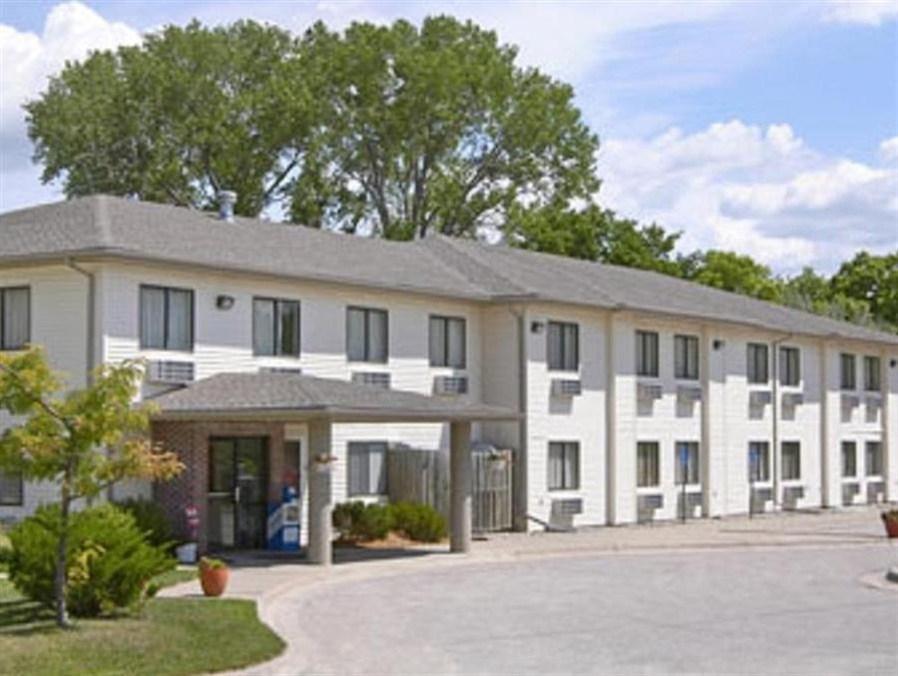 Super 8 By Wyndham Blair Hotel Exterior foto